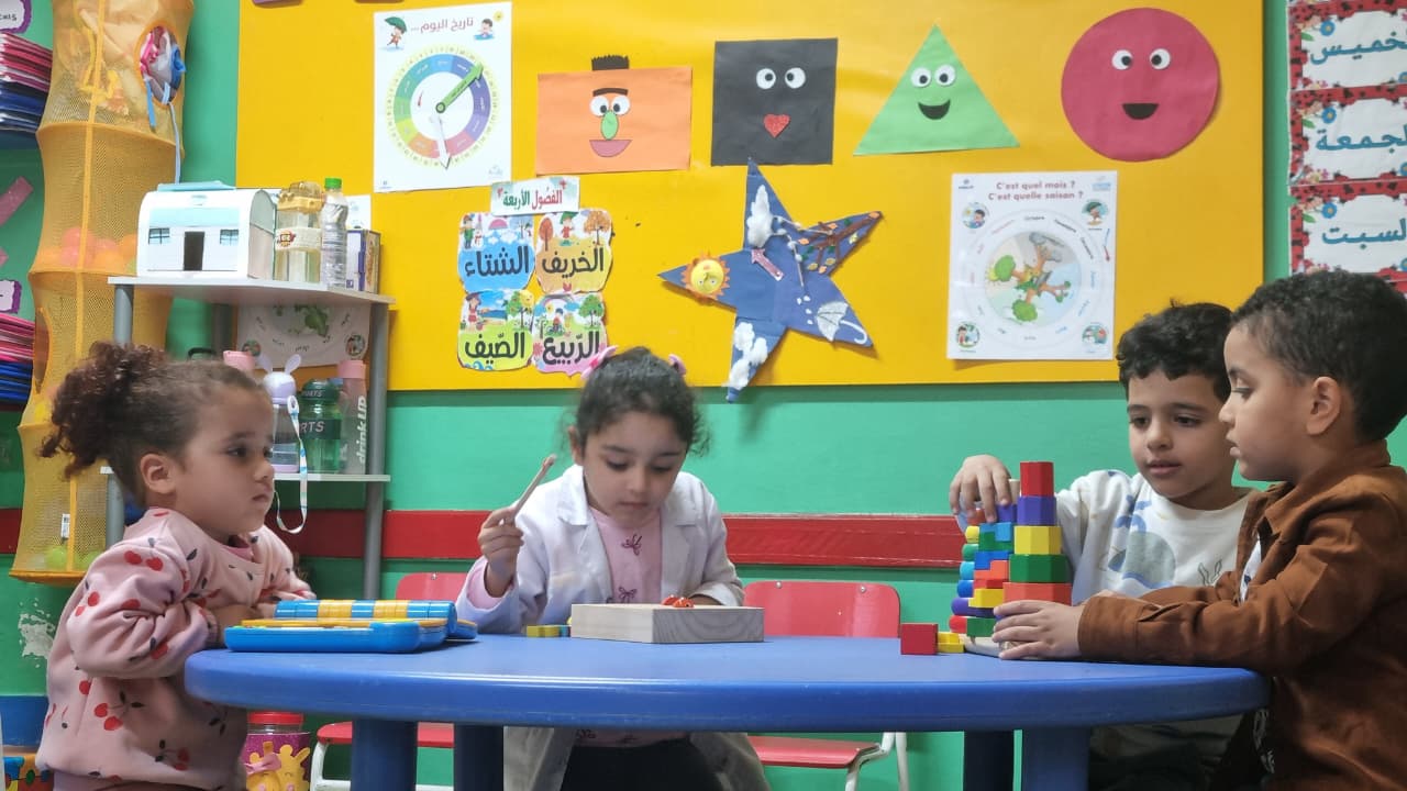 Salle de classe moderne et lumineuse