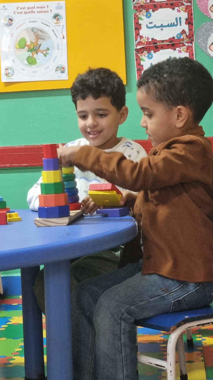 Élèves concentrés sur une activité créative