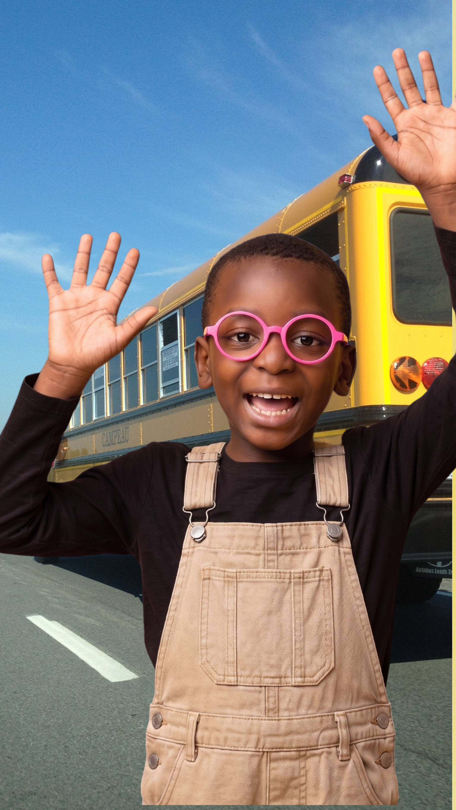 Élève souriante tenant des livres